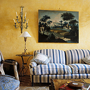 蓝色,白色,条纹,软垫,沙发,悬挂,高处,茶几,台灯,正面,黄色,墙