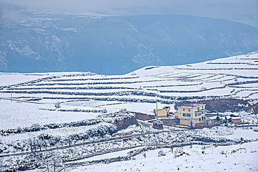 云南东川红土地雪原中的农庄