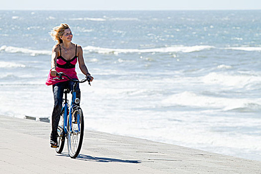女人,夏裙,骑自行车,海洋,下萨克森,德国,欧洲