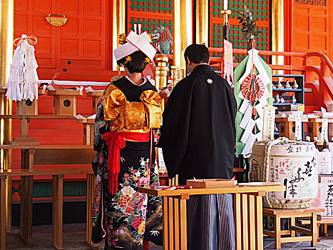 两个人,穿,传统,日本,服装,站立,庙宇,宗教仪式