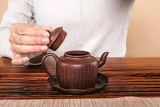 女茶艺师在沏茶