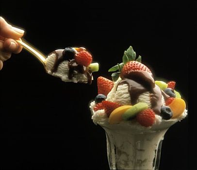 圣代冰淇淋,水果,巧克力酱