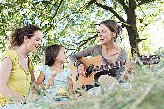 成年,女人,演奏,木吉他,朋友,女儿,公园