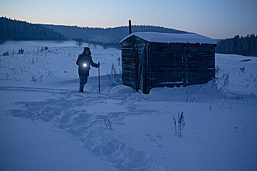 男人,雪中,遮盖,风景,指向,手电筒,黄昏,乡村,俄罗斯