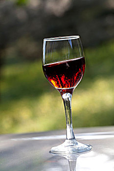 盛满红葡萄酒的透明玻璃高脚杯