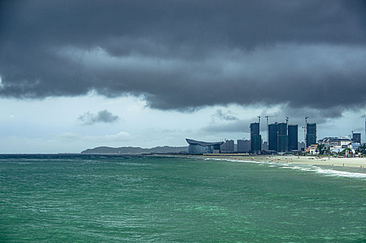 港口,海岸,岸边,海边,沿岸,阴天,白天,乌云,雷云,多云,云,天气,气象,预警,停泊,停留,通行,目的地,旅行,休闲,旅游,水,水岸,滨水地区,水系,海滨,城市,天际