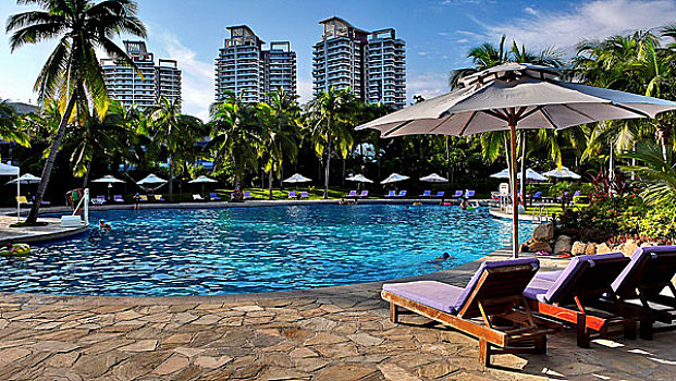 设施完备的海南三亚大东海海滨酒店游泳池