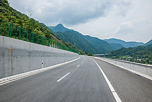 山谷中的高速公路