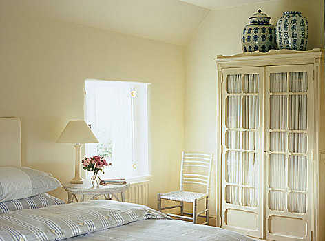 传统,卧室,双人床,玻璃,边桌,椅子
