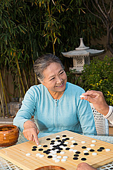 老夫妻在庭院里下棋