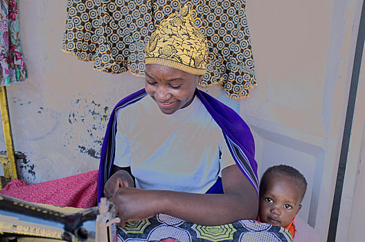 非洲女人,缝纫机