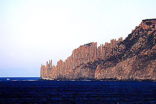 波涛汹涌的海岸