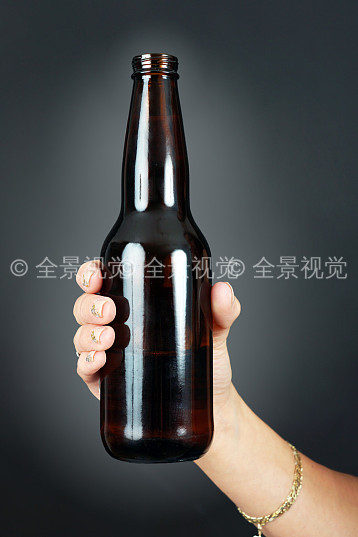女人,握着,啤酒,年轻,满,啤酒瓶_高清图片_全景视觉