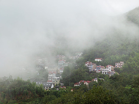 晨雾中的桐庐山村