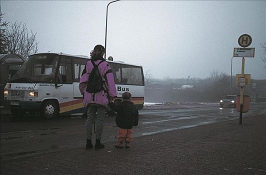 女人,母子,等待,公交车站,乡间小路,汽车,冬天,德国,欧洲