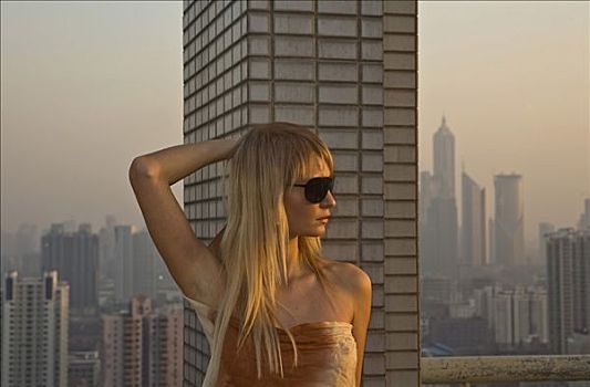 女青年,屋顶,平台,上海,中国,亚洲
