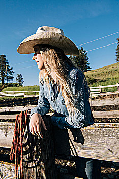 女牛仔,戴着,牛仔帽,靠着,栅栏,看别处,俄勒冈,美国,北美