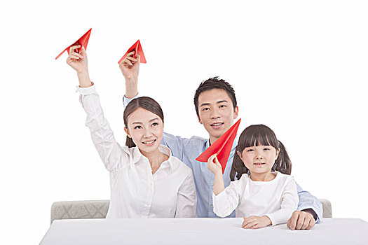 一家三口玩紙飛機(jī)