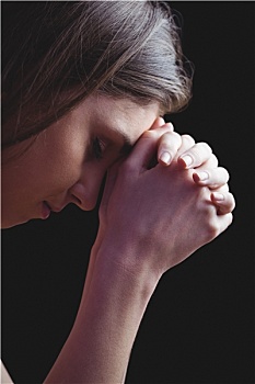 双手合十祈祷 女子图片