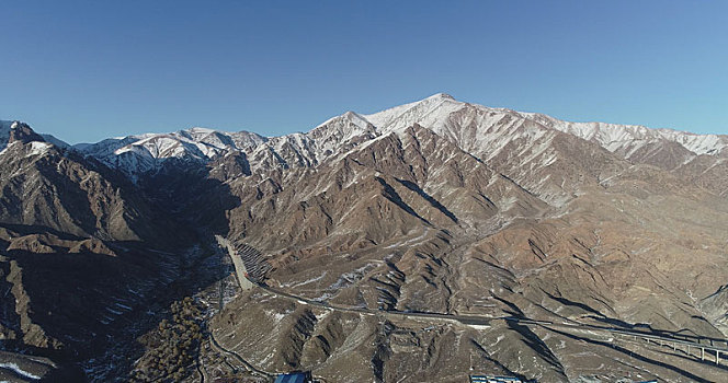 航拍建设中的东天山葫芦沟特大桥