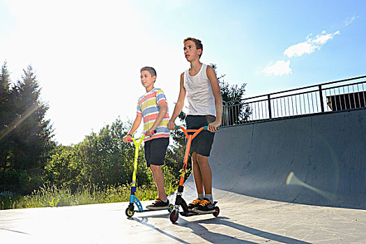 两个男孩,滑板车,运动,地点