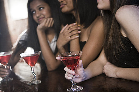 局部,女青年,酒吧,饮料,前景聚焦