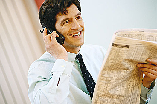 商务人士,电话,拿着,向上,金融,局部,报纸,微笑