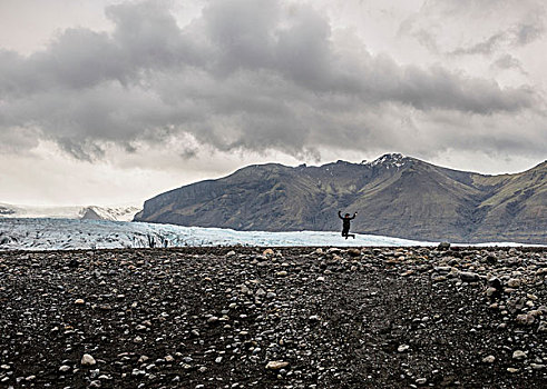 剪影,女性,游客,跳跃,半空,正面,冰河,瓦特纳冰川国家公园,冰岛