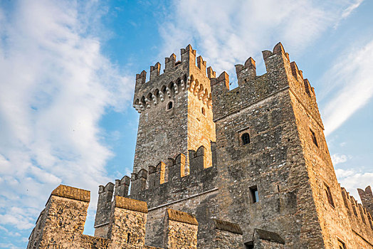 意大利锡尔苗内老城著名景观,锡尔苗内城堡城墙与塔楼