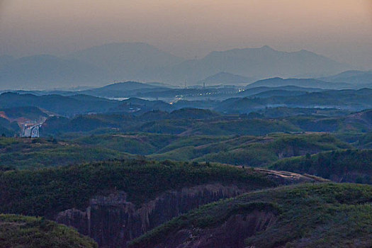 山,丹霞,群山,山脉,黄昏,红光,坡顶,驴友,旅行,地质公园,丹霞地貌,灌木,树,草,水潭,素材,平面设计