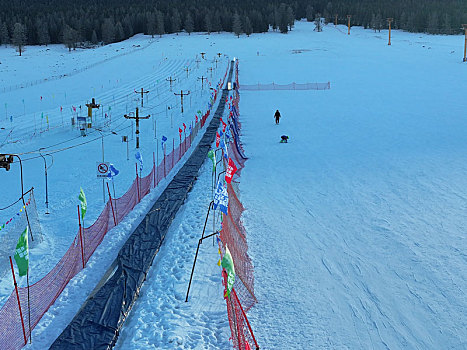 新疆哈密,滑雪场上的身影