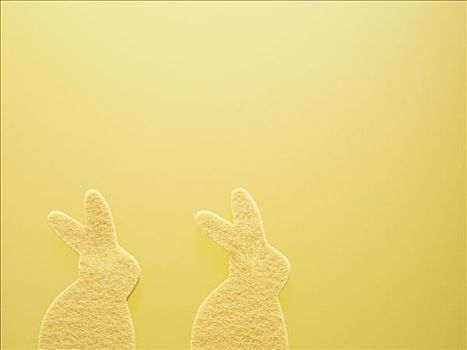 两个,黄色,复活节兔子,海绵,黄色背景