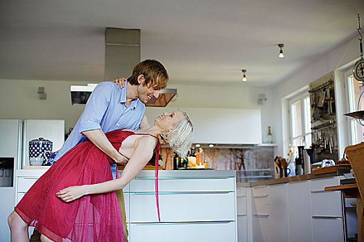情侣,跳舞,一起,厨房