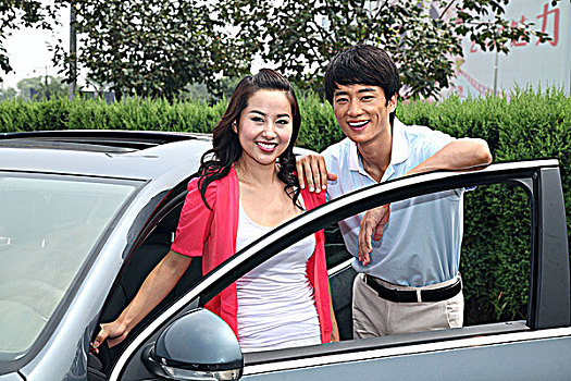 年轻夫妇购买汽车