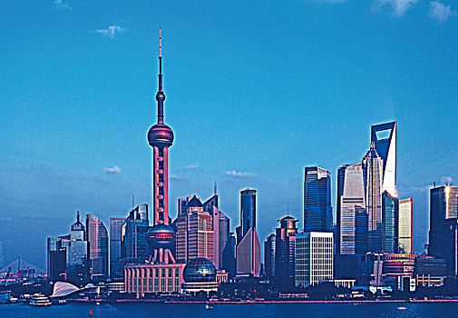 上海浦东陆家嘴的东方明珠广播电视塔等摩天建筑