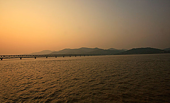 夕阳下的钱塘江大桥