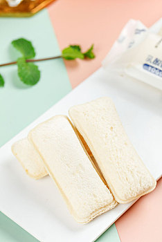 白石板上的酸奶小口袋面包