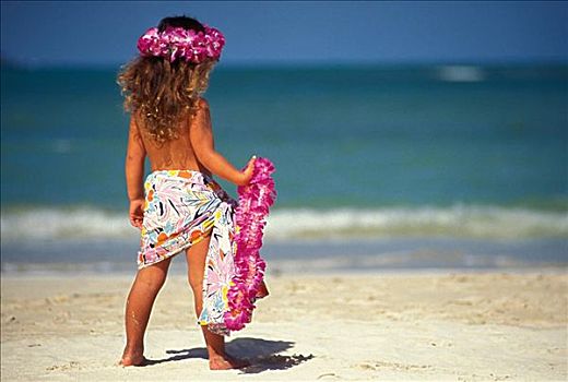 后视图,小女孩,海滩,拿着,粉色,花环,穿,沙滩裙