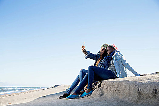 两个,朋友,坐,海滩,自拍,智能手机