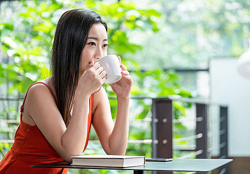 年轻女子在喝咖啡