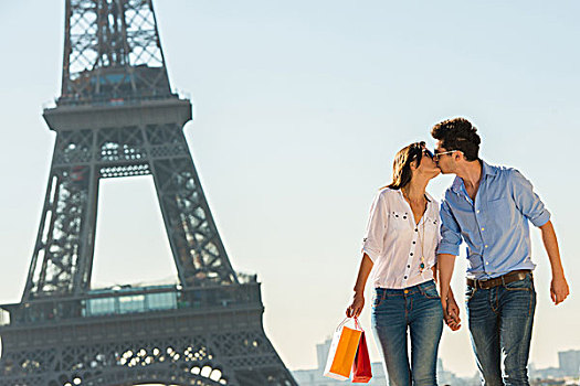 年轻,情侣,吻,靠近,埃菲尔铁塔,巴黎,法国