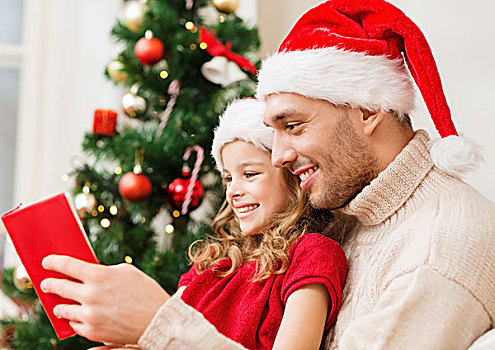 家庭,圣诞节,圣诞,高兴,人,概念,微笑,父亲,女儿,圣诞老人,帽子,读,书本