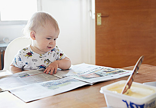男婴,看,报纸,早餐桌