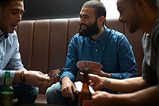 三个,年轻人,男性,朋友,纸牌,游戏,传统,英国,酒吧