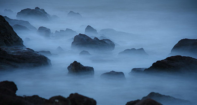 海南海口,西海岸礁石海浪成雾状