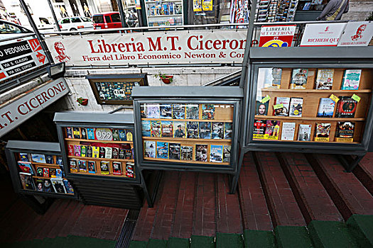 罗马街头地下书店橱窗