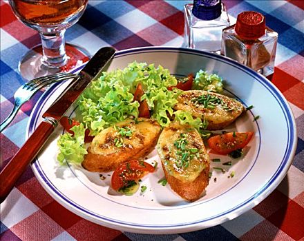 法式面包片,细香葱,西红柿,沙拉