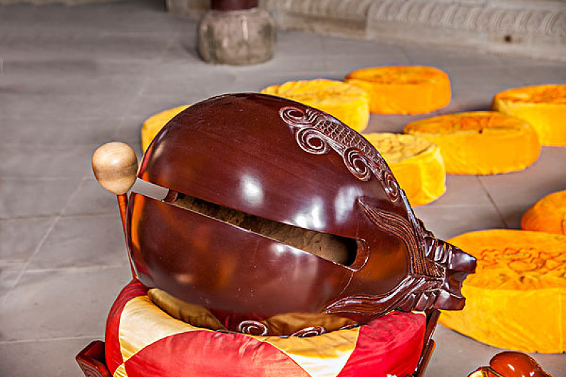 重庆巴南区天星寺镇天星寺大殿里的木鱼_高清图片_全景视觉