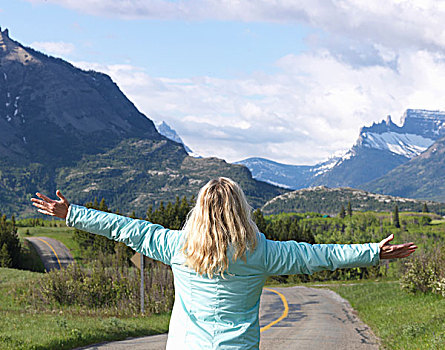 女人,伸展手臂,站立,小,公路,草地,脚,落基山脉,加拿大,艾伯塔省,瓦特顿湖国家公园