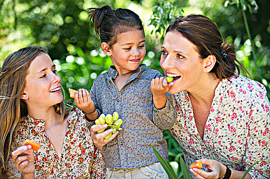 高兴,母亲,吃,水果,两个,女儿,户外